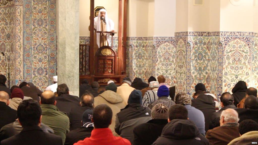 بالفيديو  ..  'بدون تمييز' صلاة الجمعة في أمريكا باللغتين العربية والإنجليزية