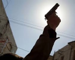 السجن (10) سنوات لشاب قتل طفلاً بـ3 رصاصات في حفل زفاف