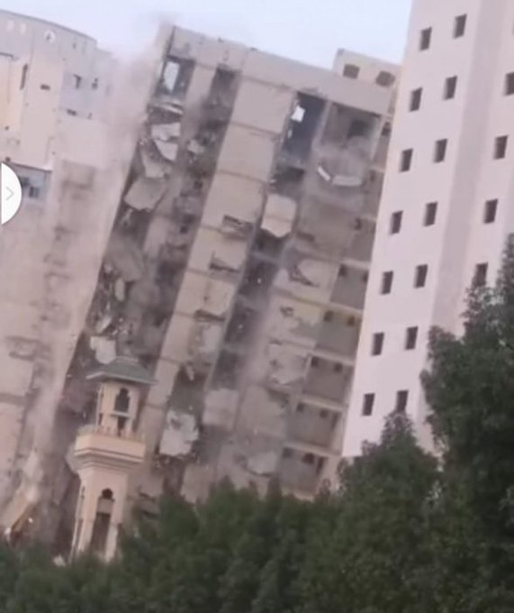 بالفيديو ..  لحظة مرعبة لانهيار برج في مكة المكرمة