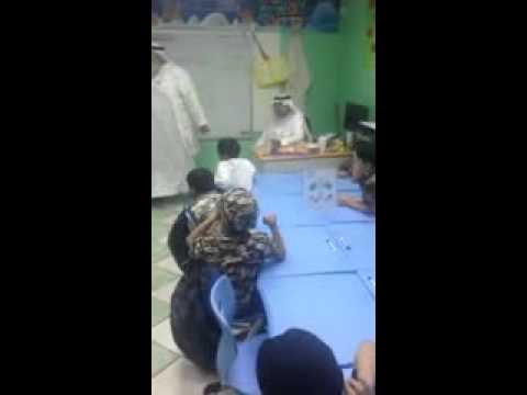 معلم سعودي يبدع في التدريس لطلابه .. فيديو