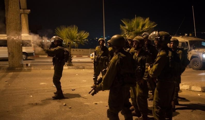 إصابة 4 شبان فلسطينيين برصاص الاحتلال في مخيم قلنديا