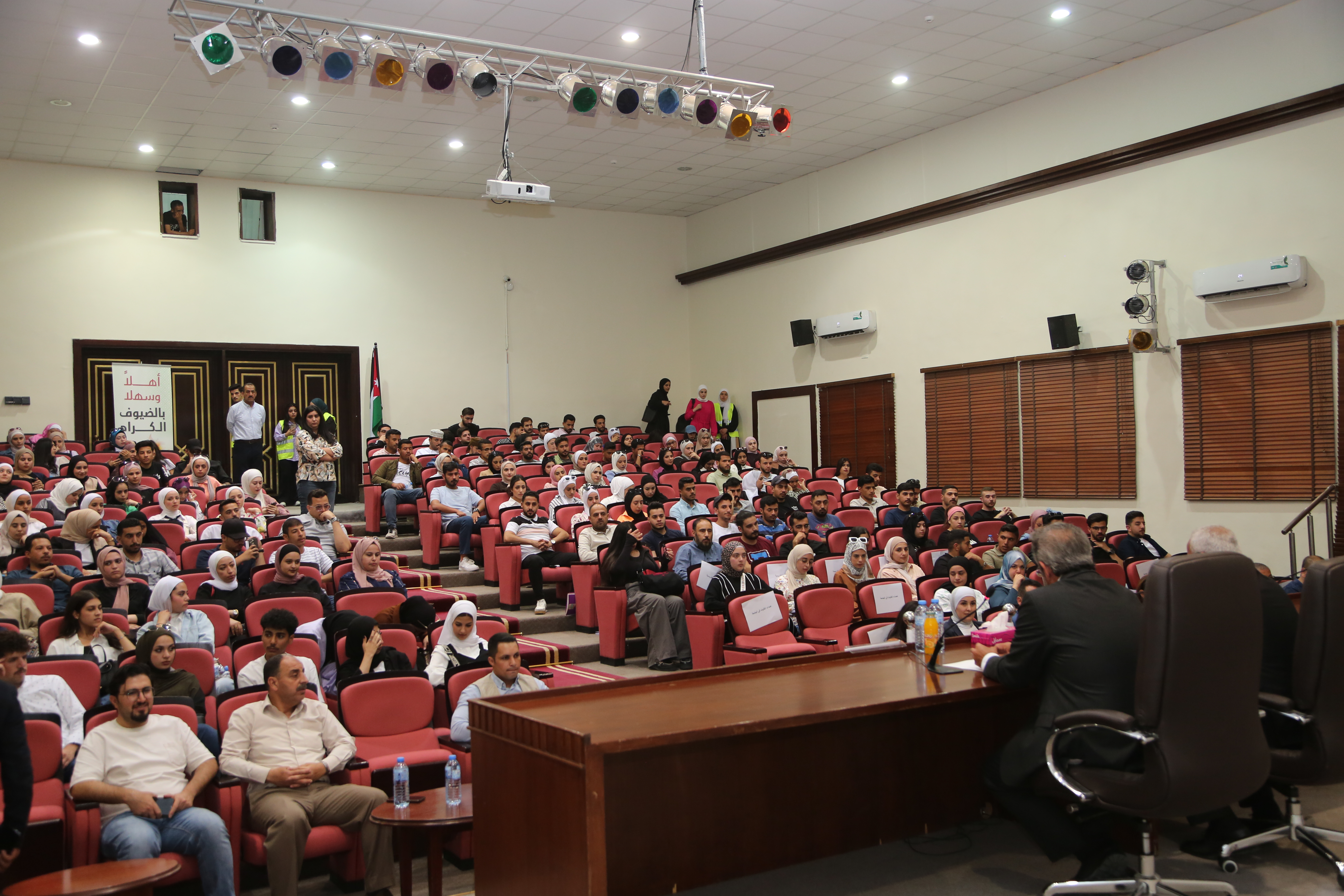 حوار في جامعة الزيتونة بعنوان دور الاعلام في نشر الثقافة الحزبية