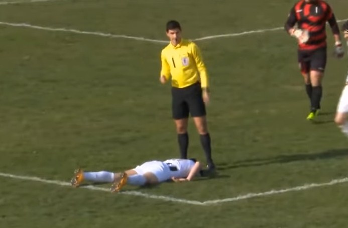  فيديو صادم  ..  لحظة مقتل لاعب اثناء المباراة بسبب اصطدام تسديدة قوية به 