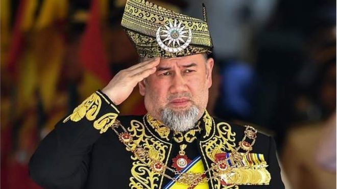 من هو السلطان محمد الخامس ملك ماليزيا الذي تنازل عن العرش وسط أنباء عن زواجه بملكة جمال روسية؟