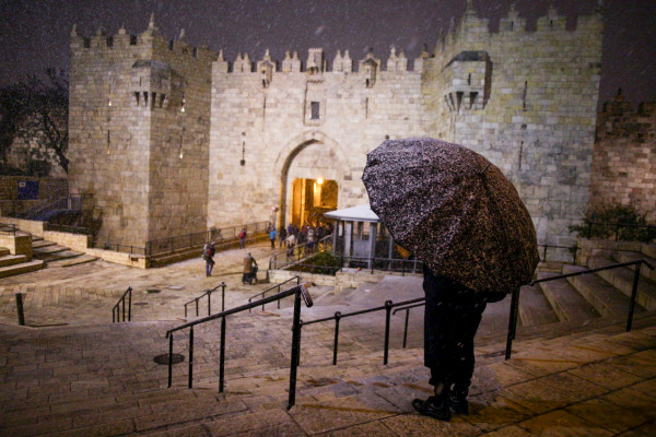 بالفيديو  ..  مستوطنون يؤدون طقوسا تلمودية وسط الأمطار والثلوج  تثير غضب الفلسطينيين