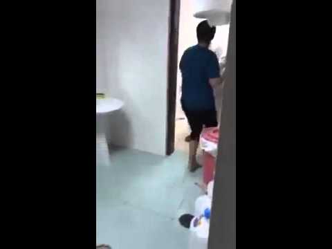 بالفيديو ..  أب يضرب ابنه ويعنفه بقسوة .. والسبب؟