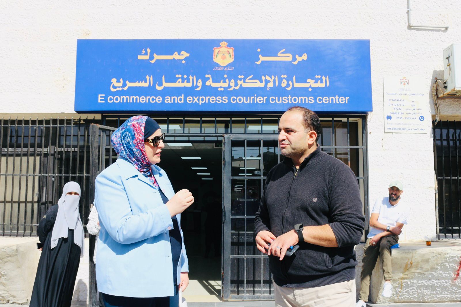 مدير الغذاء والدواء تتفقد مكتب المؤسسة في مركز جمرك التجارة الإلكترونية والنقل السريع في مبنى شركة البريد الأردني