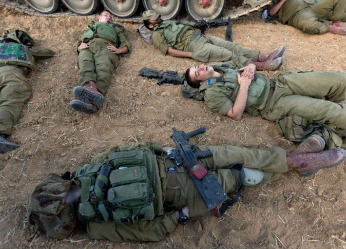 راديو إسرائيل : اعتقال 3 جنود لنشرهم معلومات عن قتلى جيش الاحتلال في غزة