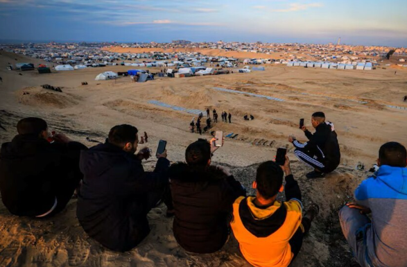 " إسرائيل " تسمح بدخول عشرات آلاف هواتف آيفون 17 إلى غزة وسط أزمة إنسانية