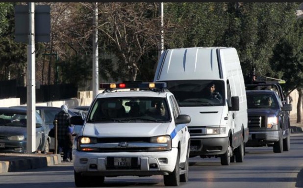 تفاصيل ما فعله "سفاح العقبة" عندما دخل لمكتب المحافظ مقيداً بسلاسل حديدية بوجود حراسات مشددة  