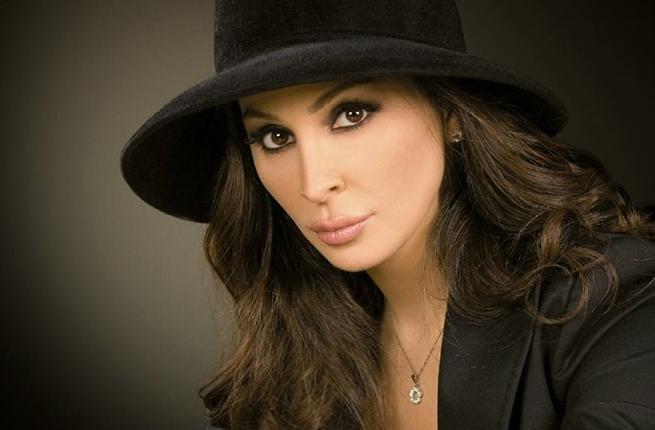 بالفيديو  ..  إليسا تبكي وعاصي الحلاني يحتضنها 