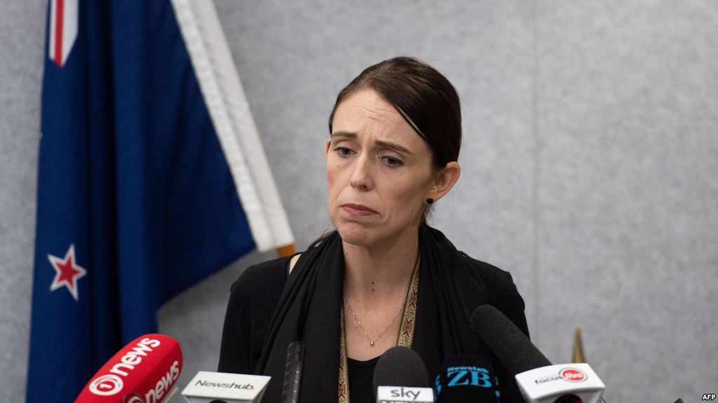 بعد الهجوم على المسجدين ..  رئيسة وزراء نيوزيلندا تحظر استخدام بعض الأسلحة 