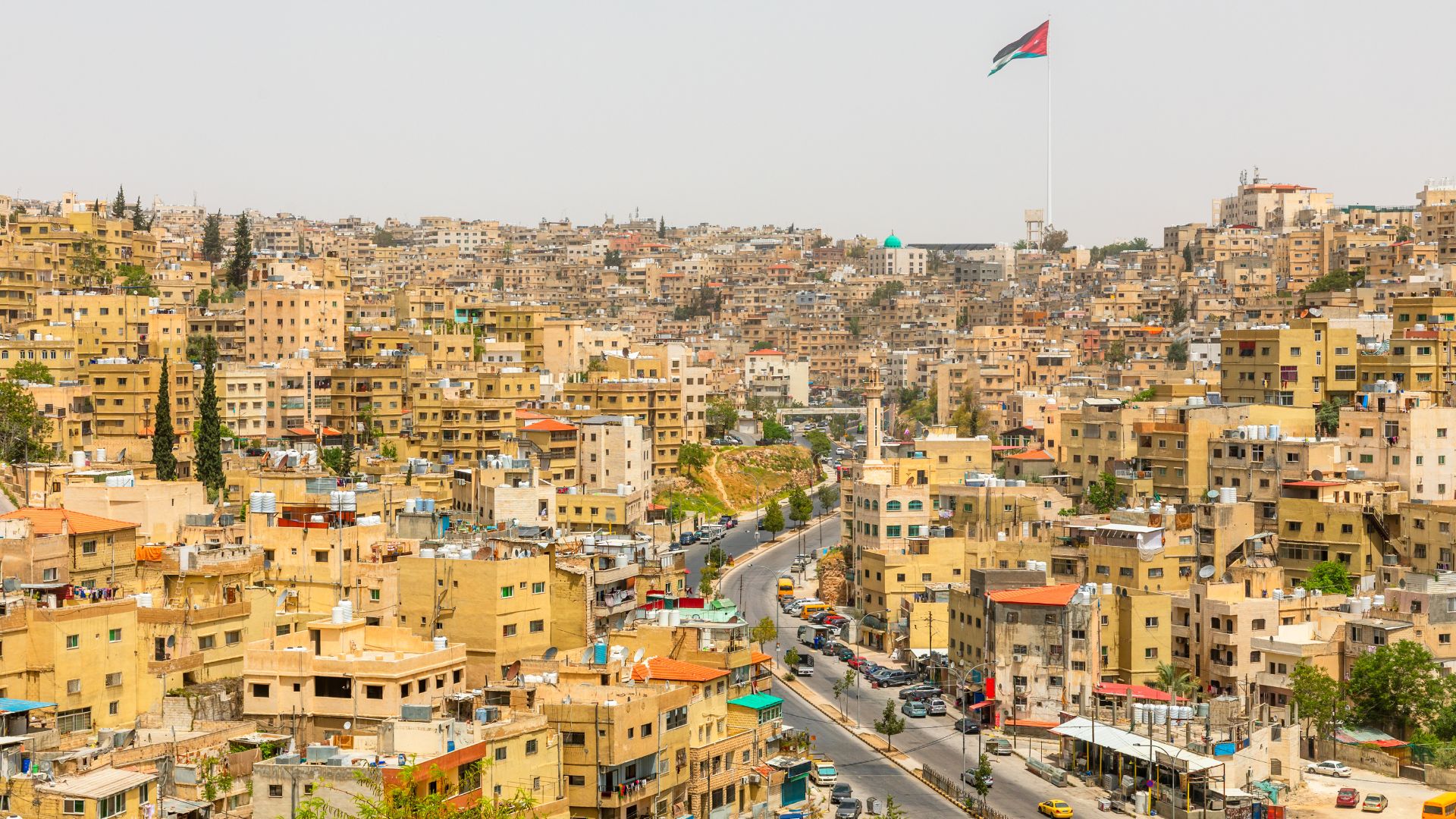 أجواء مغبرة وتحذيرات من تدني الرؤية الأفقية 