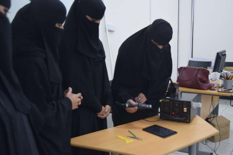 سعوديات يشكلن فرق عمل في مجال صيانة الجوال