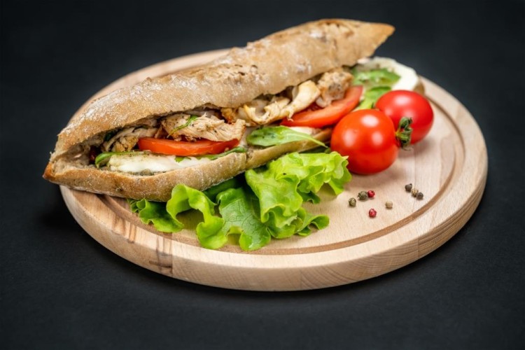 ساندويش بصدر الدجاج المشوي والخضروات