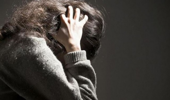 بعد ان انفصلت عن زوجها  ..  عشرينية مهددة بالطرد من منزلها الى العراء او السجن  ..  فمن يقف الى جانبها ؟