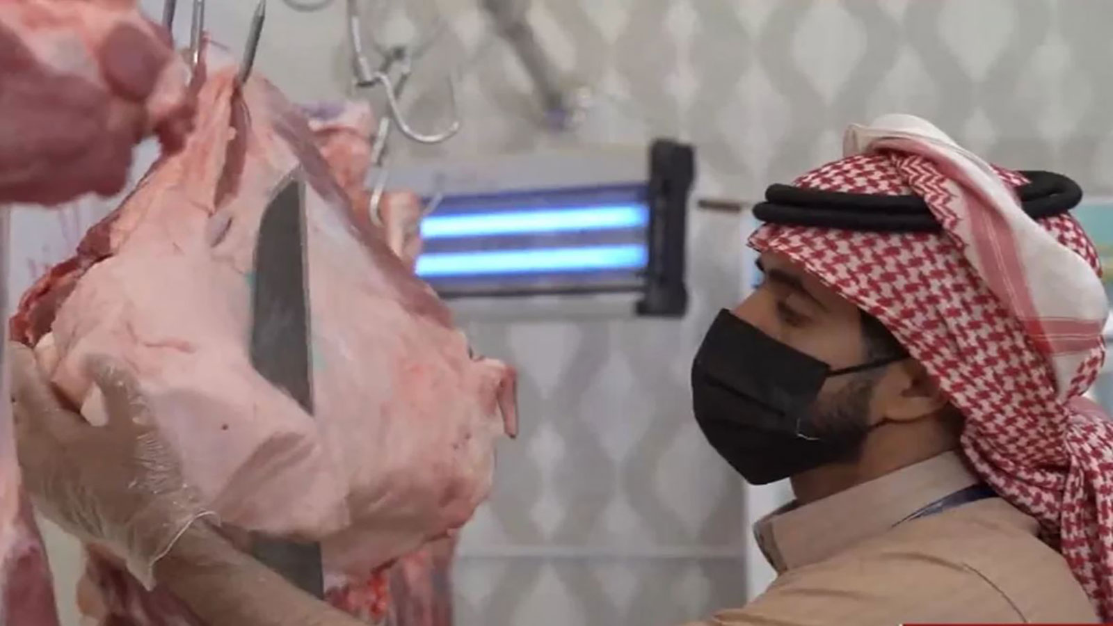 مهندس سعودي يتخلى عن وظيفته ليعمل جزاراً ..  فيديو