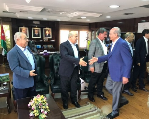 هل ستقوم الحكومة برصد موازنة لإقامة خيم للجاهات لحل الخلافات بين المراجعين وكبار الموظفين  .. ؟ 