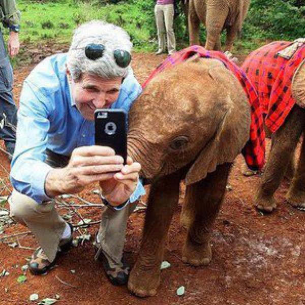 بالصور ..   جون كيري يلتقط صور سيلفي مع "فيل"