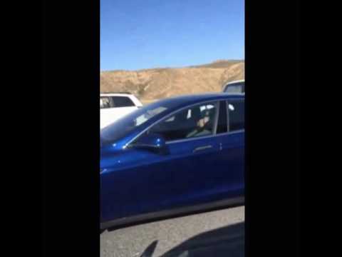 بالفيديو ..  رجل ينام خلف مقود سيارته التي تسير بمفردها