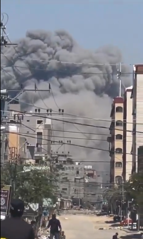 الدخان يتصاعد فوق مخيم النصيرات بعد قصف  وسط قطاع غزة 