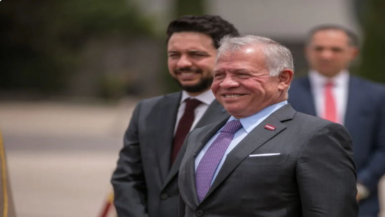 الملك يهنئ خادم الحرمين الشريفين باليوم الوطني لبلاده