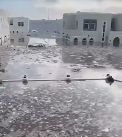 بسبب السيول والأمطار  ..  مشاهد صادمة لحي سكني في الإمارات لا يمكن التجول فيه إلا عبر القوارب !