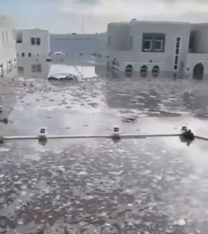 بسبب السيول والأمطار  ..  مشاهد صادمة لحي سكني في الإمارات لا يمكن التجول فيه إلا عبر القوارب !