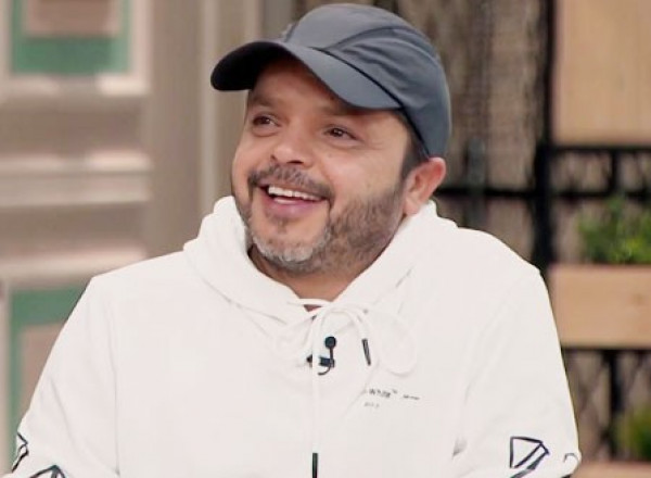 محمد هنيدي يسخر من قصر قامته أمام الجمهور   ..  فيديو 