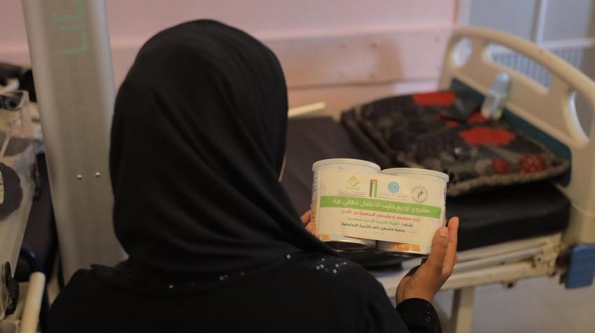 الهيئة الخيرية الهاشمية توزع 3000 علبة حليب أطفال على عائلات في غزة