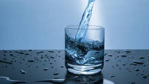 أهمية الإكثار من شرب الماء في الوقاية من فيروس كورونا