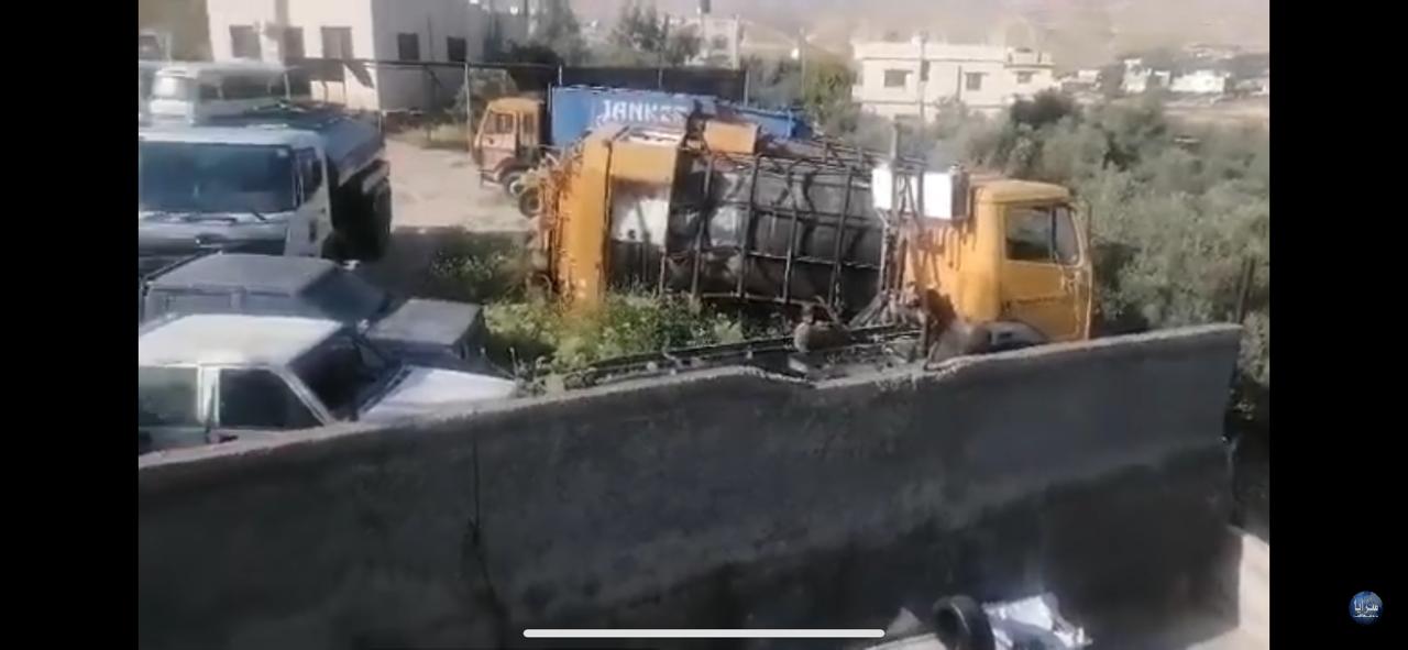 بالفيديو : اهالي منطقة ام الصليح يشتكون من وضع ضاغطات البلدية والسيارت في حرم المنطقة 