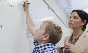 أنا وزوجتي نتكلم بلغتين مختلفتين، كيف نعلم أطفالنا اللغتين؟