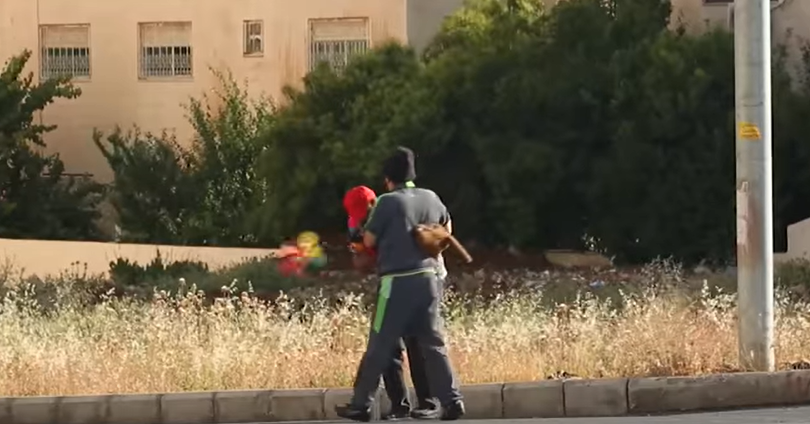 الكاميرا الخفيه: مجنون في الشارع