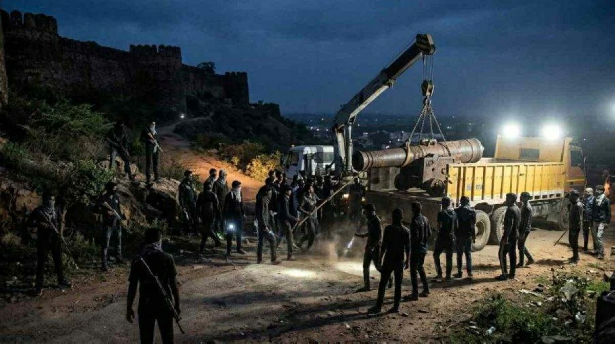 على طريقة أفلام “بوليوود” ..  سرقة مدفع أثري وزنه 3 أطنان في الهند