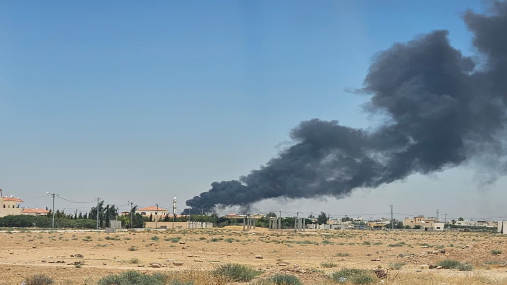 كوادر الدفاع المدني تتعامل مع حريق في منشأة تعبئة وتغليف خضار وفواكه في المفرق