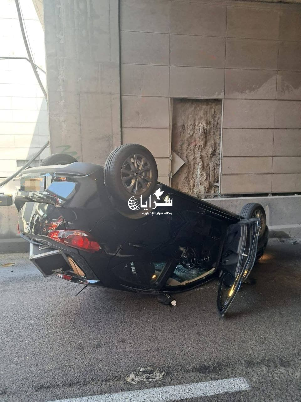 بالصور ..  انقلاب سيارة في "تل أبيب" خلال الهروب من الصواريخ الإيرانية
