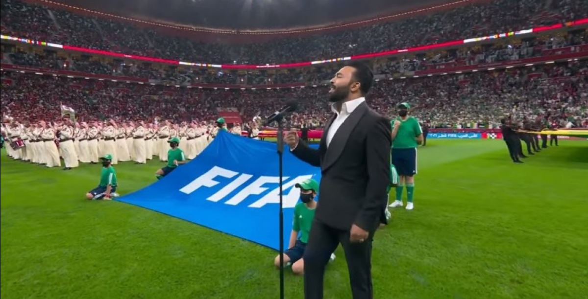 نهائي كأس العرب ..  التونسي صابر الرباعي والجزائري قادر جابوني يؤديان النشيدين الوطنيين لبلديهما
