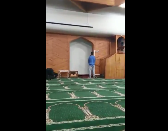 بالفيديو ..  والد مبتعث سعودي ينشر مقطعًا لابنه أثناء رفعه الآذان في المسجد الذي حدثت به جريمة نيوزيلندا
