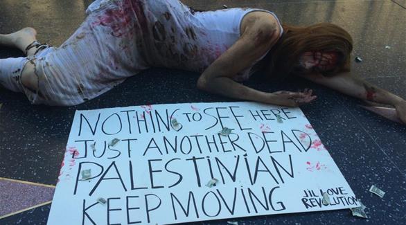 بالصور: إسبانية تتضامن مع غزة على "ممشى المشاهير" في هوليوود