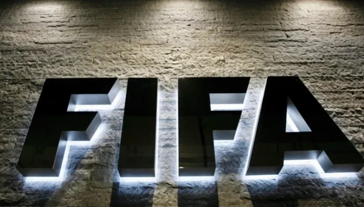 الفيفا تفجّر فضيحة مدوية  ..  إيقاف 7 لاعبين بتهمة التزوير .. من هم ؟