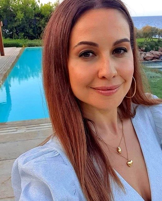 بالفيديو والصور  ..  ريا أبي راشد تحتفل بعيد زواجها العاشر باجواء رومانسية على شاطىء البحر!
