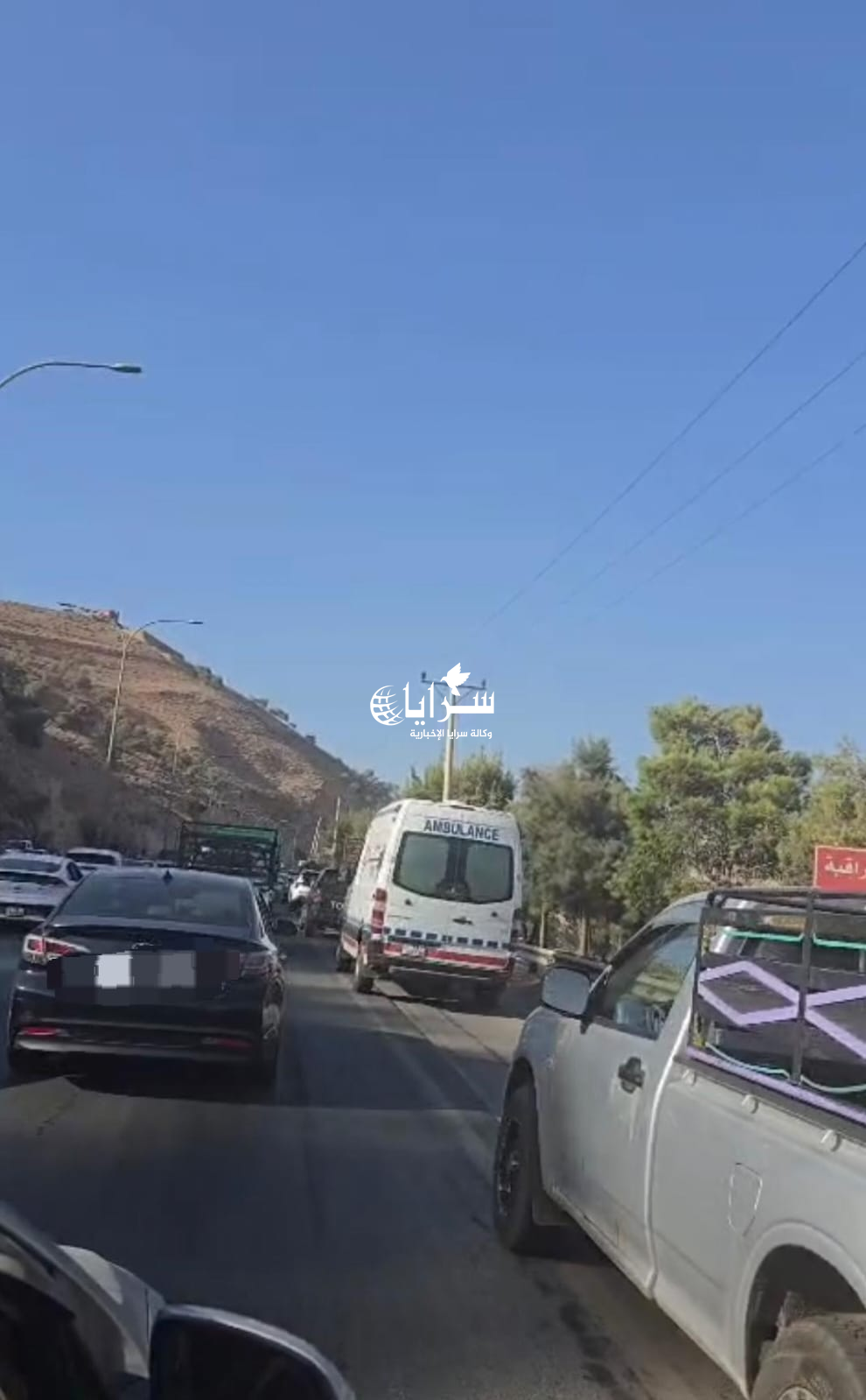 حادث تصادم بين مركبتين يتسبب بأزمة خانقة على طريق جرش عجلون ..  فيديو