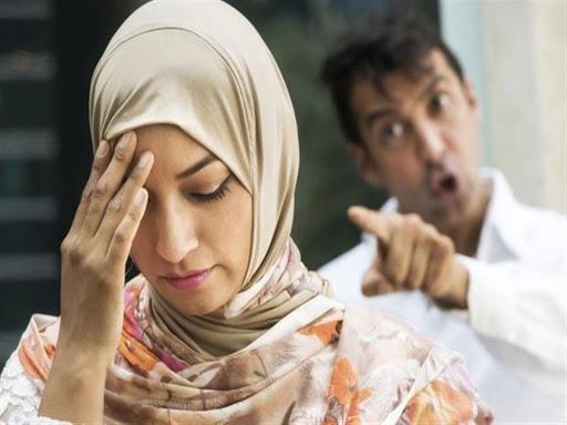 هل يجوز للزوج إجبار زوجته على العيش مع أهله؟ ..  الإفتاء تجيب