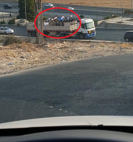 صور صادمة لشاحنة تنقل طلاباً الى المدرسة على طريق المطار 