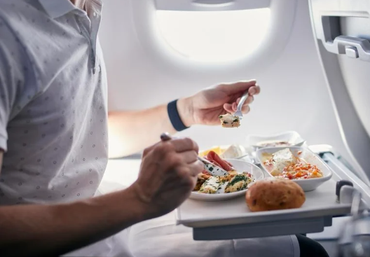 وجبات الطيران: من الأكل التقليدي إلى قوائم الطهاة العالميين