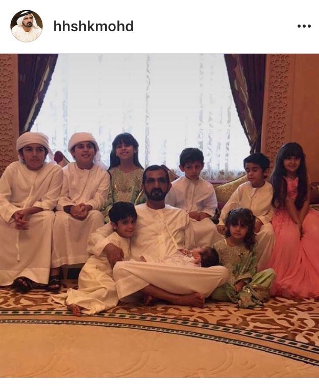 صورة عائلية لصاحب السمو الشيخ محمد بن راشد آل مكتوم مع احفاده 