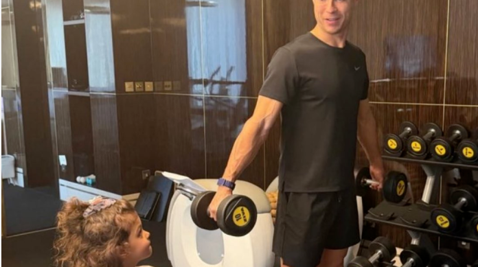 بكلمات معبرة ..  رونالدو يحتفل بعيد ميلاد ابنته (صورة)