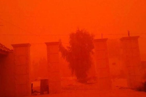 بالصور : وقف السير على طريق الأزرق العمري مؤقتا 