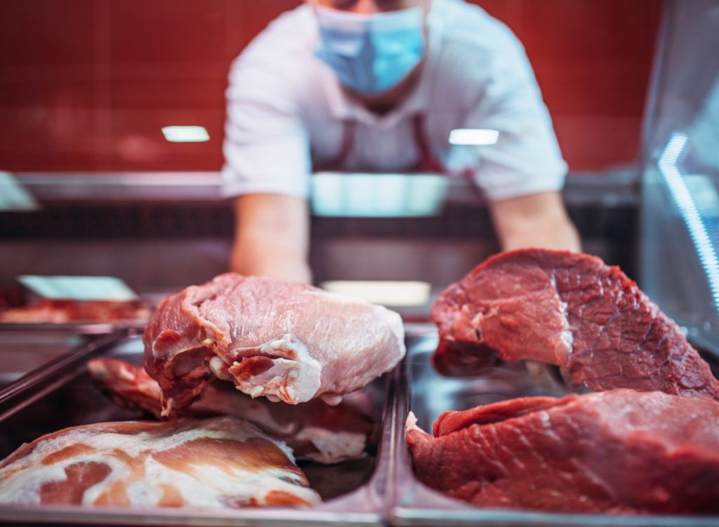 مربو المواشي لـ "سرايا": توترات البحر الأحمر سبب رئيس في ارتفاع أسعار بعض اصناف اللحوم في الأسواق